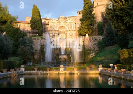 Villa d'Este, Tivoli, Italien. Der Neptun-Brunnen und der Orgelbrunnen mit seinem Castellum Aqua, oder Wasserburg über den Fischteichen Stockfoto