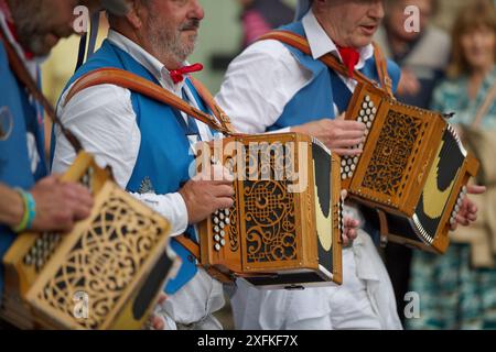 Hexham Morris Tänzer und Musiker treten an Einem Mittsommerabend in Corbridge auf. Eine jährliche Feier, die Tausende von Besuchern anzieht. Stockfoto