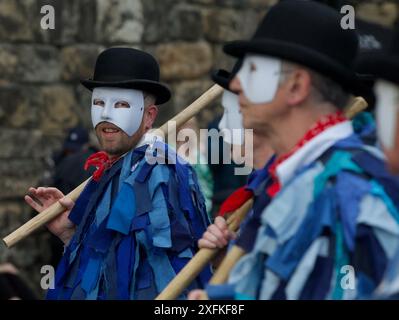 Hexham Morris Tänzer und Musiker treten an Einem Mittsommerabend in Corbridge auf. Eine jährliche Feier, die Tausende von Besuchern anzieht. Stockfoto