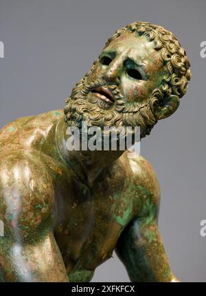 Der Boxer at Rest, auch bekannt als Terme Boxer, Seated Boxer, besiegte Boxer oder Boxer of the Quirinal, ist eine Bronzeskulptur, eine hellenistische griechische o Stockfoto