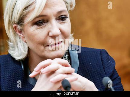 Nahaufnahme von Kopf und Schultern Porträt von Marine Le Pen, der vor Mikrofonen von der Kamera wegschaut Stockfoto