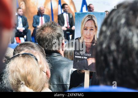 Paris, Frankreich - 01. Mai 2012: Front National Aktivisten marschieren in Paris mit einem Plakat mit einem Bild von Marine Le Pen (von Blandine Le Cain) Stockfoto