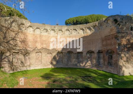 Bäder von Trajan - die südwestliche Exedra der einst beherbergte eine der beiden Bibliotheken (griechisch und lateinisch). Rom, Italien Stockfoto