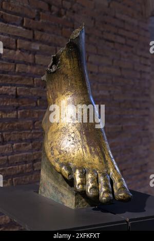 Der rechte Fuß aus vergoldeter Bronze wird einem der beiden geflügelten Siege zugeschrieben, die auf dem Giebel des Tempels des Mars Ultor im Forum von Augus platziert wurden Stockfoto