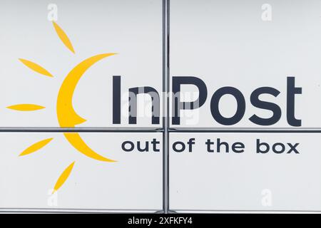 Leszno, Polen 4. Juli 2024: Inpost-Logo auf Schließfach mit Slogan Stockfoto