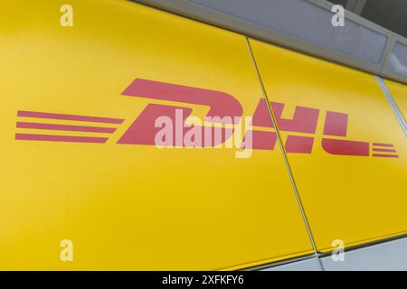 Leszno, Polen 4. Juli 2024: DHL-Logo auf gelbem Schließfach Stockfoto