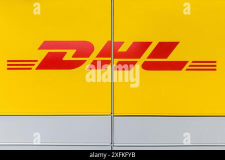 Leszno, Polen 4. Juli 2024: DHL-Logo auf gelbem Schließfach Stockfoto