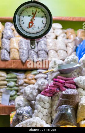 Puno, Peru - 24. Oktober. 2018: Einzelheiten der Waage für das Wiegen von Körnern, Kartoffeln und anderem Gemüse auf dem Zentralmarkt Stockfoto