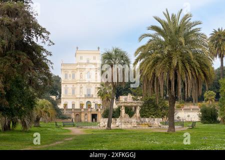 Villa Doria Pamphili - Casino del Bel Respiro und Venusbrunnen (Fontana di Venere) im Theatergarten (Giardino del Teatro). Rom, Italien Stockfoto