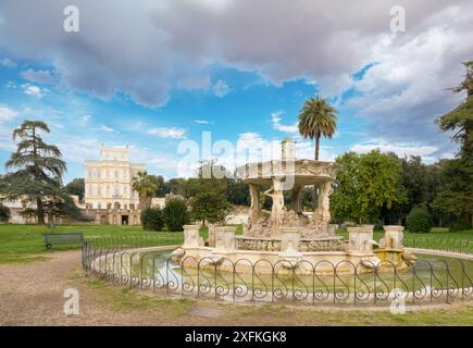 Villa Doria Pamphili - Casino del Bel Respiro und Venusbrunnen (Fontana di Venere) im Theatergarten (Giardino del Teatro). Rom, Italien Stockfoto