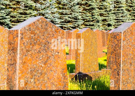 Vertikales Denkmal auf dem Grab, ohne Inschrift. Steindenkmal auf einem Friedhof. Militärfriedhof. Denkmal auf dem Grab. Platz für die Beschriftung Stockfoto