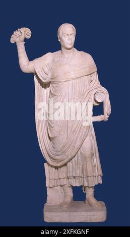 Die Statue des Obersten Magistrats trägt eine schicke Tunika unter seiner Toga und trägt eine Mappa. Rom, Italien Stockfoto