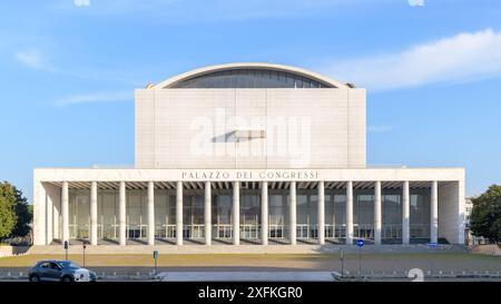 Palazzo dei Congressi (Palazzo dei Ricevimenti e dei Congressi) ist ein Gebäude im Stadtteil EUR in Rom Stockfoto