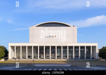 Palazzo dei Congressi (Palazzo dei Ricevimenti e dei Congressi) ist ein Gebäude im Stadtteil EUR in Rom Stockfoto