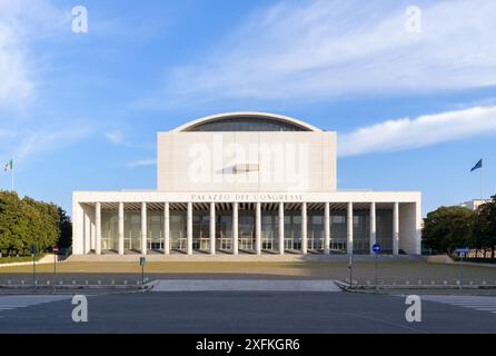 Palazzo dei Congressi (Palazzo dei Ricevimenti e dei Congressi) ist ein Gebäude im Stadtteil EUR in Rom Stockfoto