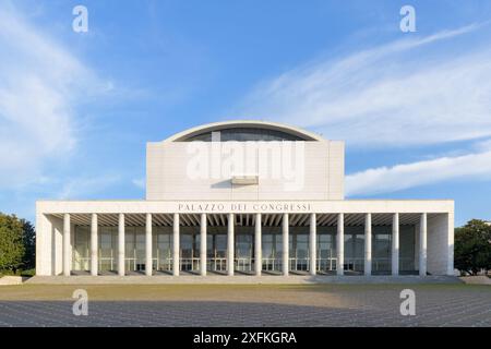 Palazzo dei Congressi (Palazzo dei Ricevimenti e dei Congressi) ist ein Gebäude im Stadtteil EUR in Rom Stockfoto