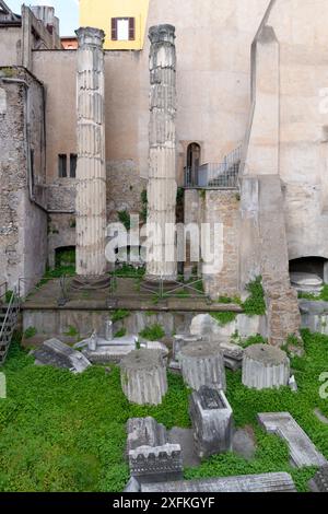 Der Tempel der Nymphen - Tempel im antiken Rom, der den Nymphen gewidmet ist - ist auf der Via delle Botteghe Oscure erhalten. Rom, Italien Stockfoto