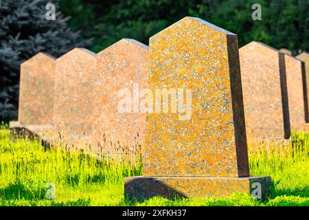 Vertikales Denkmal auf dem Grab, ohne Inschrift. Steindenkmal auf einem Friedhof. Militärfriedhof. Denkmal auf dem Grab. Platz für die Beschriftung. Hallo Stockfoto