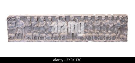 Der Sarkophag des Guten Hirten ohne Deckel, verziert mit einem durchgehenden Fries. Die Figur Christi mit seinem prächtigen „apollonartigen“ Gesicht Stockfoto