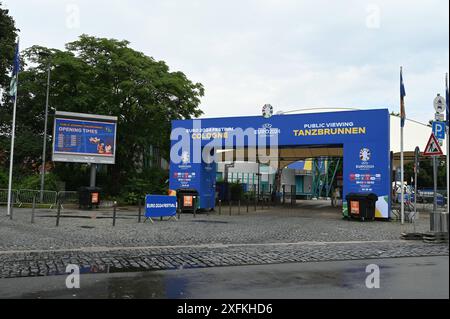 Eingang zur Fanzone am Kölner Tanzbrunnen bei der Fussball EM Euro2024 *** Eintritt in die Fanzone bei Colognes Tanzbrunnen während der Fußball-Europameisterschaft Euro2024 Stockfoto