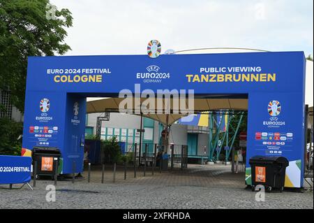 Eingang zur Fanzone am Kölner Tanzbrunnen bei der Fussball EM Euro2024 *** Eintritt in die Fanzone bei Colognes Tanzbrunnen während der Fußball-Europameisterschaft Euro2024 Stockfoto