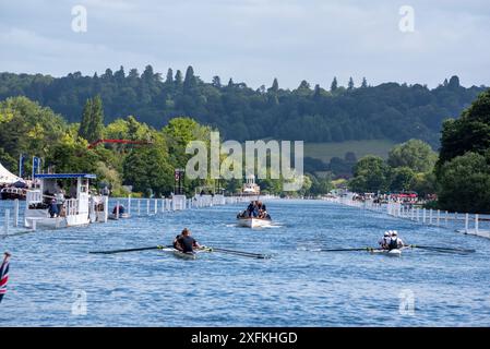 Henley Royal Regatta, Henley-on-Thames, Oxfordshire, UK, 4. Juli 2024. In Richtung Ziellinie mit dem Boot des Schiedsrichters in der Mitte. Temple Island ist im Hintergrund. Quelle: Martin Anderson/Alamy Live News Stockfoto