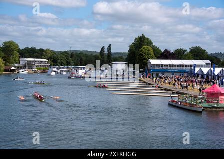 Henley Royal Regatta, Henley-on-Thames, Oxfordshire, UK, 4. Juli 2024. Allgemeiner Blick über die Themse mit Booten, die in den Anlegebereich des Bootszeltes einfahren und aus ihm herausfahren. Quelle: Martin Anderson/Alamy Live News Stockfoto