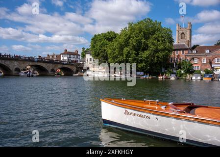 Henley Royal Regatta, Henley-on-Thames, Oxfordshire, UK, 4. Juli 2024. Riverside-Szene mit traditionellem Motorstart gegenüber der Pfarrkirche Henley. Die Zuschauer überqueren die Henley-Brücke im Hintergrund. Quelle: Martin Anderson/Alamy Live News Stockfoto