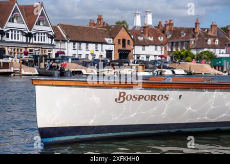 Henley Royal Regatta, Henley-on-Thames, Oxfordshire, UK, 4. Juli 2024. Riverside-Szene mit traditionellem Motorstart gegenüber dem Henley-Ufer. Quelle: Martin Anderson/Alamy Live News Stockfoto