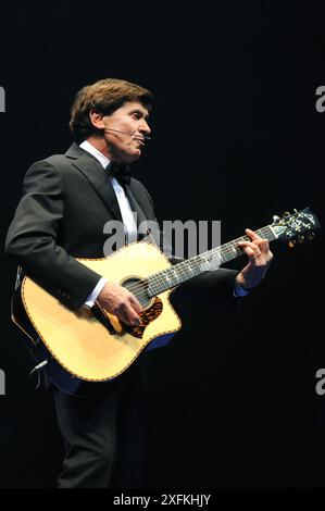 Mailand Italien 03.04.2008: Gianni Morandi, berühmter italienischer Sänger, während des Live-Konzerts in der Palatenda von Piazzale Cuoco Stockfoto