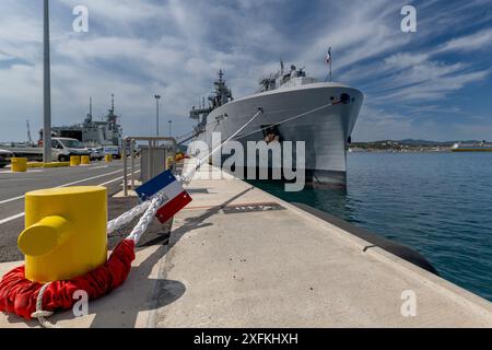 Toulon, Frankreich. Juli 2024. Das französische Versorgungsschiff Jacques Chevallier legte am 1. Juli 2024 im französischen Hafen von Toulon an. Foto: Laurent Coust/ABACAPRESS. COM Credit: Abaca Press/Alamy Live News Stockfoto