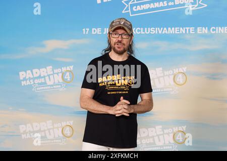 Madrid, Spanien. Juli 2024. Santiago Segura nimmt am 7. April 2024 an der Fotokonferenz „Padre no Hay MAS que uno 4“ in Santiago, Chile, Teil. (Foto: Hazhard Espinoza Vallejos/NurPhoto) Credit: NurPhoto SRL/Alamy Live News Stockfoto