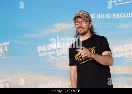 Madrid, Spanien. Juli 2024. Santiago Segura nimmt am 7. April 2024 an der Fotokonferenz „Padre no Hay MAS que uno 4“ in Santiago, Chile, Teil. (Foto: Hazhard Espinoza Vallejos/NurPhoto) Credit: NurPhoto SRL/Alamy Live News Stockfoto
