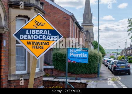 Chippenham, Wiltshire, Großbritannien, 4. Juli 2024. Während die Wähler zu den Wahlen gehen, sind Plakate für die Liberal Democrats Party und die Conservative Party nebeneinander im Zentrum von Chippenham abgebildet. Der Wahlkreis Chippenham ist einer der Zielsitze der Liberaldemokraten, Sarah Gibson Kandidat der Liberaldemokraten, NIC Puntis Kandidat der Konservativen und Labour Kandidat Ravi Venkatesh. Quelle: Lynchpics/Alamy Live News Stockfoto