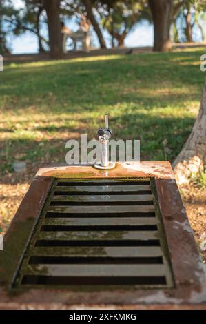 Leitungswasser in Parks und öffentlichen Plätzen. Heißer Sommer-Konzept Stockfoto