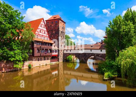 Wasserturm, mittelalterliches Weinstadel-Haus und Hencurbrucke-Brücke an der Pegnitz in der Nürnberger Altstadt. Nürnberg ist die zweitgrößte Stadt von Ba Stockfoto