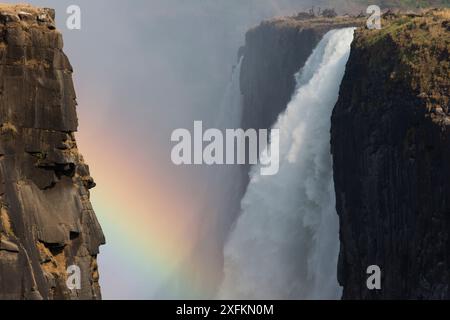 Regenbogen über den Victoria Falls, Simbabwe. September 2015. Stockfoto