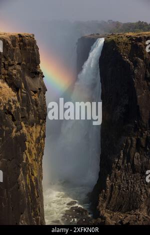 Regenbogen über den Victoria Falls, Simbabwe. September 2015. Stockfoto