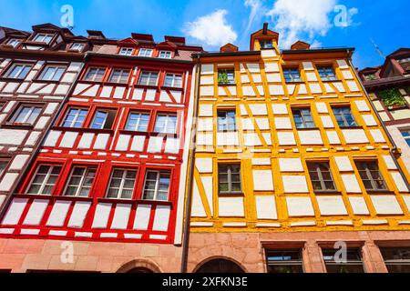 Die Weißgerbergasse mit buntem Holzrahmen oder Holzwerkhäusern in der Nürnberger Altstadt. Nürnberg ist die zweitgrößte Stadt des bayerischen Bundesstaates Stockfoto