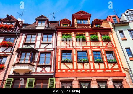 Die Weißgerbergasse mit buntem Holzrahmen oder Holzwerkhäusern in der Nürnberger Altstadt. Nürnberg ist die zweitgrößte Stadt des bayerischen Bundesstaates Stockfoto