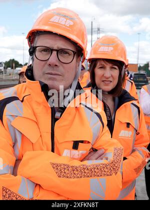 Aktenfoto vom 17. Mai 06/24 von Sir Keir Starmer und Schattenkanzlerin Rachel Reeves während eines Besuchs im Ocean Gate, Eastern Docks in Southampton, während sie sich auf dem Wahlkampfpfad befinden. Ein Rückblick auf die Wahlkampagne der Labour Party zeigt, wie Sir Keir Starmers Partei die Öffentlichkeit dazu drängte, für den Wandel zu stimmen. Ausgabedatum: Donnerstag, 4. Juli 2024. Stockfoto