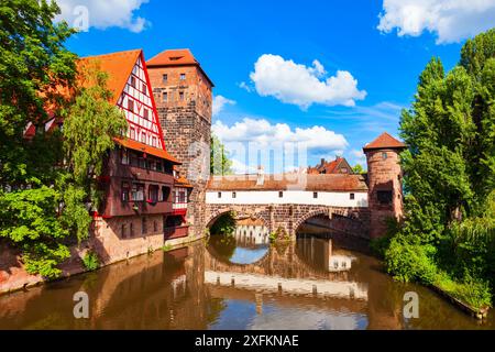 Wasserturm, mittelalterliches Weinstadel-Haus und Hencurbrucke-Brücke an der Pegnitz in der Nürnberger Altstadt. Nürnberg ist die zweitgrößte Stadt von Ba Stockfoto