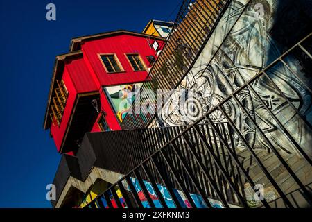 Auf dem Hügel Cerro Bellavista in Valparaíso, Chile, befindet sich eine Treppe, die zur Bergstation der Espíritu Santo-Seilbahn führt. Stockfoto