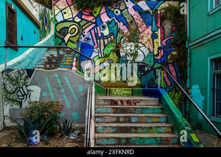 Auf dem Hügel Cerro Concepción in Valparaíso, Chile, befindet sich eine farbenfrohe Treppe, die mit Wandgemälden verziert ist. Stockfoto