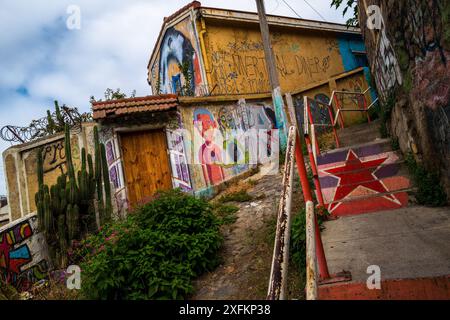 Auf dem Hügel Cerro Bellavista in Valparaíso, Chile, befindet sich eine mit Wandmalereien verzierte Treppe. Stockfoto