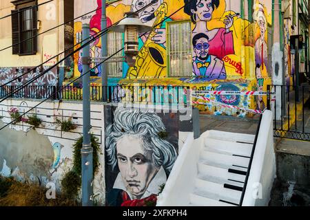 Die Escalera Piano Treppe, umgeben von Graffiti und Wandmalereien, ist auf dem Hügel Cerro Concepción in Valparaíso, Chile zu sehen. Stockfoto