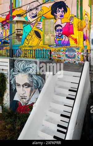 Die Escalera Piano Treppe, umgeben von Graffiti und Wandmalereien, ist auf dem Hügel Cerro Concepción in Valparaíso, Chile zu sehen. Stockfoto