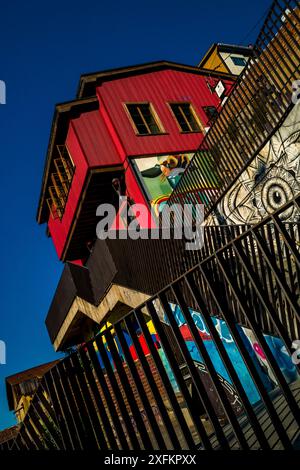 Auf dem Hügel Cerro Bellavista in Valparaíso, Chile, befindet sich eine Treppe, die zur Bergstation der Espíritu Santo-Seilbahn führt. Stockfoto