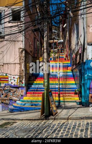 Die mit Graffiti verzierte Escalera de Colores-Treppe befindet sich auf dem Hügel Cerro Concepción in Valparaíso, Chile. Stockfoto