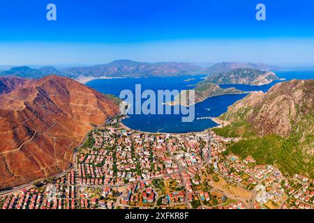 Panoramablick auf den Strand von Icmeler. Icmeler ist eine Stadt in der Nähe der Stadt Marmaris in der Provinz Mugla in der Türkei. Stockfoto